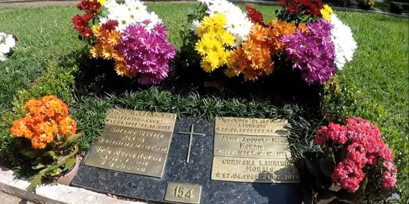Entramos no cemitério de Gugu e Hebe Camargo e imagens do caixão comprovam o que ninguém queria saber; veja Entramos no cemitério de Gugu e Hebe Camargo e imagens do caixão comprovam o que ninguém queria saber; veja