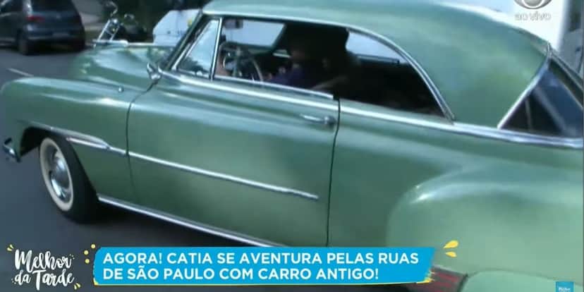 Catia Fonseca foge dos estúdios da Band e é flagrada tentando beijar sapo diante das câmeras: "Que delícia" Catia Fonseca foge dos estúdios da Band e é flagrada tentando beijar sapo diante das câmeras: "Que delícia"
