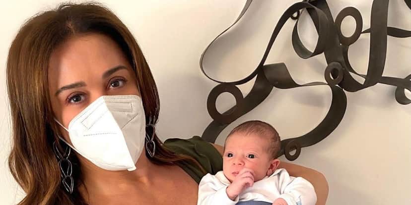 Após anunciar gravidez aos 53, Claudia Raia comemora nascimento de bebê e confirma: "Apresento para vocês" Após anunciar gravidez aos 53, Claudia Raia comemora nascimento de bebê e confirma: "Apresento para vocês"