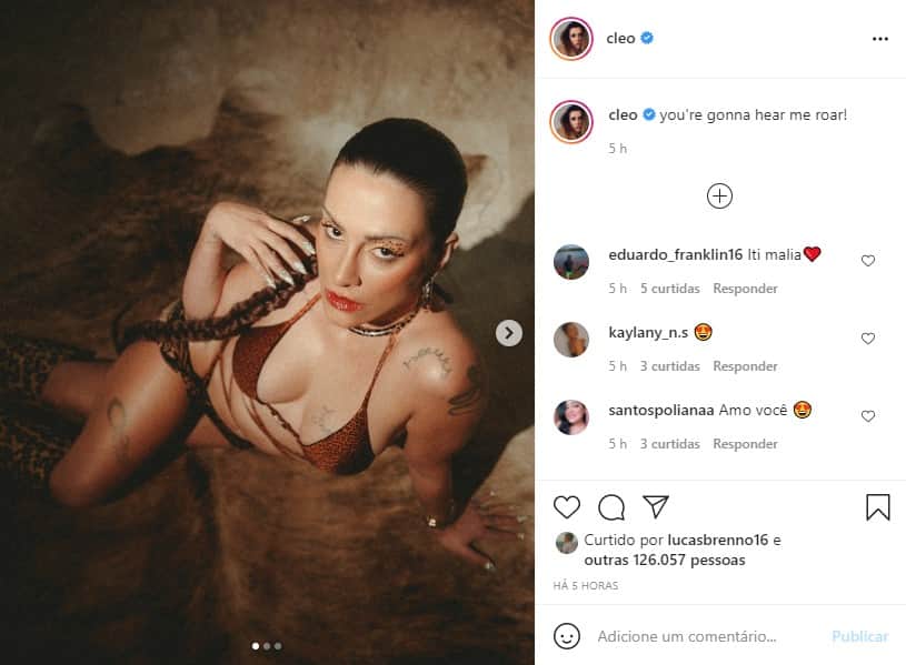 Cleo arranca a roupa e cruza às pernas em ensaio provocante (Foto: Reprodução) Cleo arranca a roupa e cruza às pernas em ensaio provocante (Foto: Reprodução)