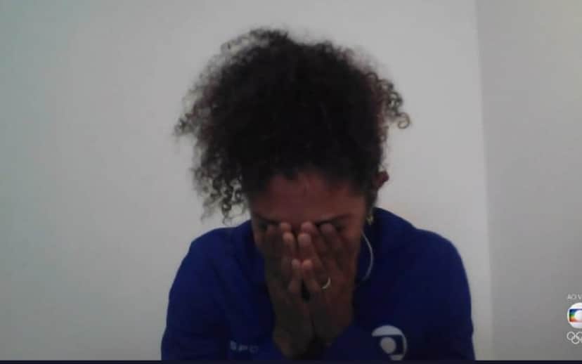 Galvão Bueno tem choro ao vivo na Globo e ordena que transmissão seja derrubada: "Estou sentindo muitas coisas" Galvão Bueno tem choro ao vivo na Globo e ordena que transmissão seja derrubada: "Estou sentindo muitas coisas"