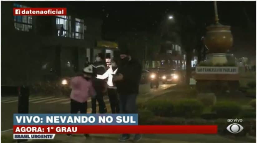 Datena mostra neve caindo ao vivo no Brasil Urgente (Foto: Reprodução) Datena mostra neve caindo ao vivo no Brasil Urgente (Foto: Reprodução)