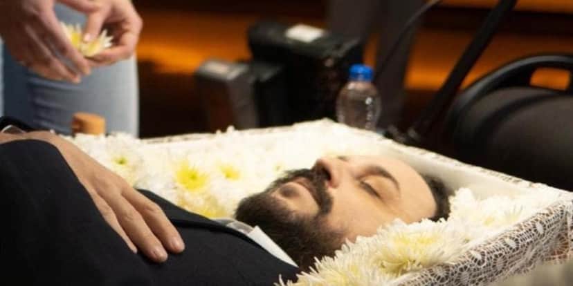 Gabriel O Pensador dentro de caixão em cena do clipe de Patriota Comunista (Foto: Reprodução) Gabriel O Pensador dentro de caixão em cena do clipe de Patriota Comunista (Foto: Reprodução)