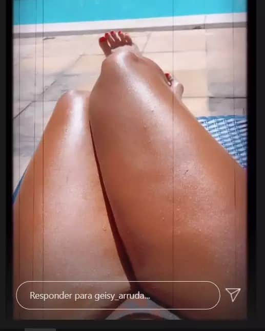Geisy Arruda fila a própria calcinha em piscina (Foto: Reprodução) Geisy Arruda fila a própria calcinha em piscina (Foto: Reprodução)