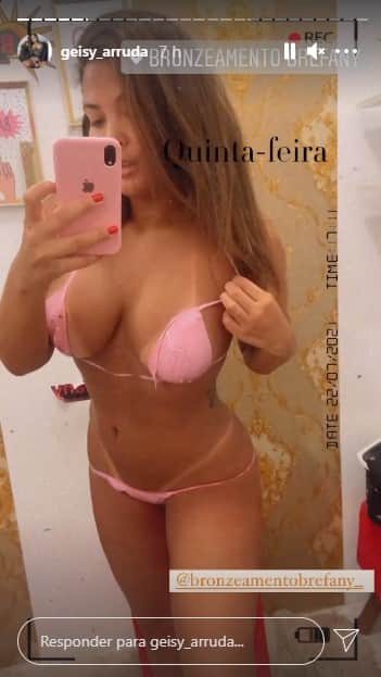 Geisy Arruda desce a calcinha e mostra o que não deve (Foto: Reprodução) Geisy Arruda desce a calcinha e mostra o que não deve (Foto: Reprodução)