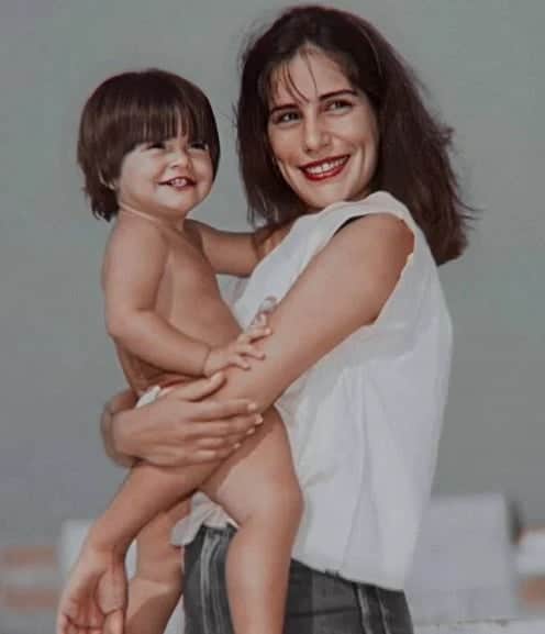 Gloria Pires com Cleo Pires no braço pequena (Foto: Reprodução) Gloria Pires com Cleo Pires no braço pequena (Foto: Reprodução)