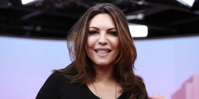 Apresentadora do SBT é obrigada a deixar hospital com soro pendurado por ordem de Silvio Santos: "Ele nem ligou" Apresentadora do SBT é obrigada a deixar hospital com soro pendurado por ordem de Silvio Santos: "Ele nem ligou"