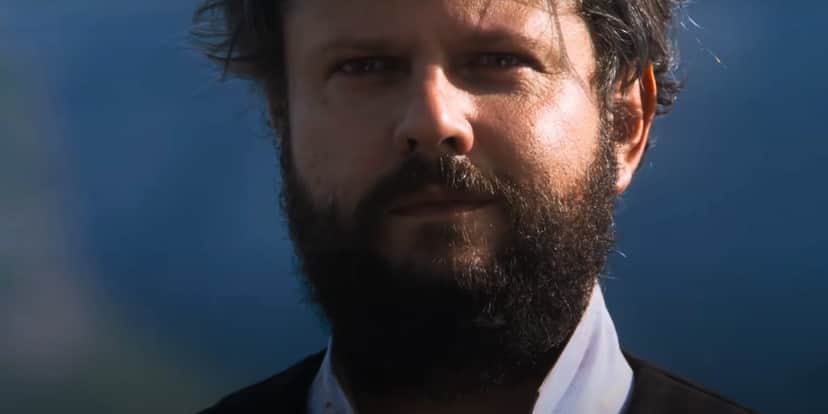 Selton Mello em chamada da novela da Globo Nos Tempos do Imperador com fundo azul, usando colarinho branco e barba castanha Selton Mello em chamada da novela da Globo Nos Tempos do Imperador com fundo azul, usando colarinho branco e barba castanha