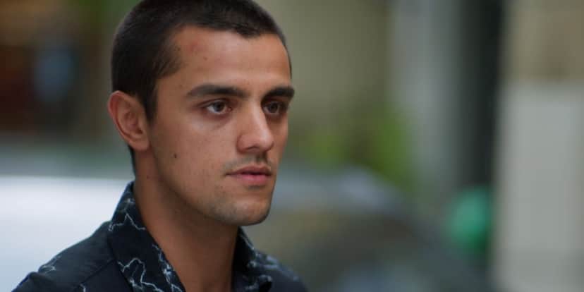 Téo se esbarra com Alejandro em Salve-se Quem Puder — Foto: Globo Téo se esbarra com Alejandro em Salve-se Quem Puder — Foto: Globo