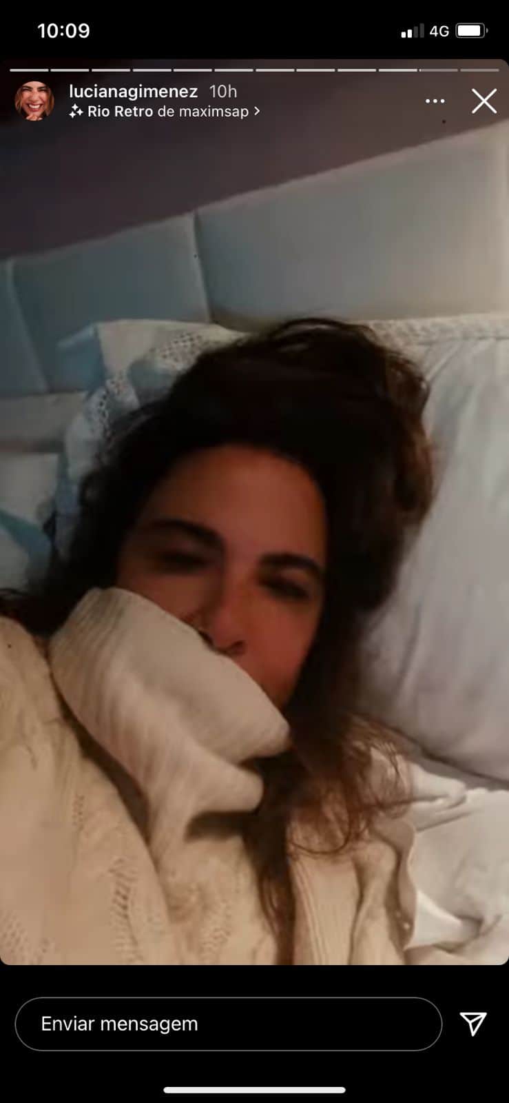 Luciana Gimenez surge deitada e fala sobre ida à hospital (Reprodução) Luciana Gimenez surge deitada e fala sobre ida à hospital (Reprodução)