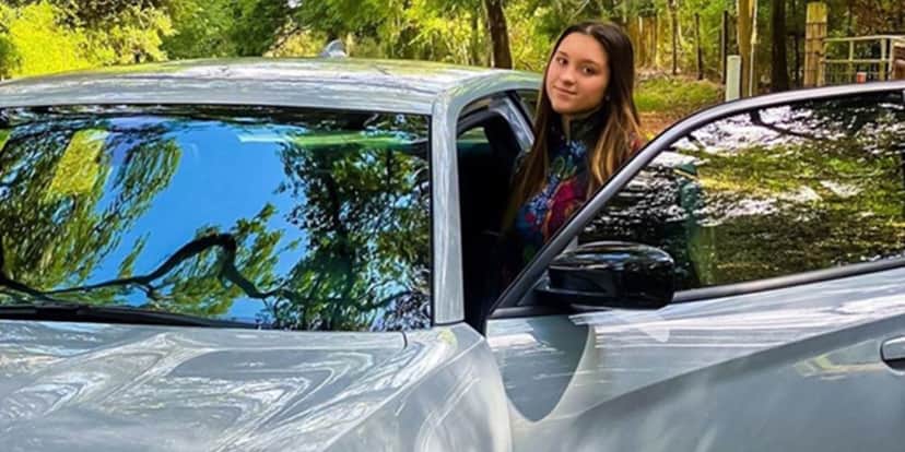 Sofia Liberato esnobou seu carro luxuoso e o chamou de "coisa" (Foto: Reprodução) Sofia Liberato esnobou seu carro luxuoso e o chamou de "coisa" (Foto: Reprodução)
