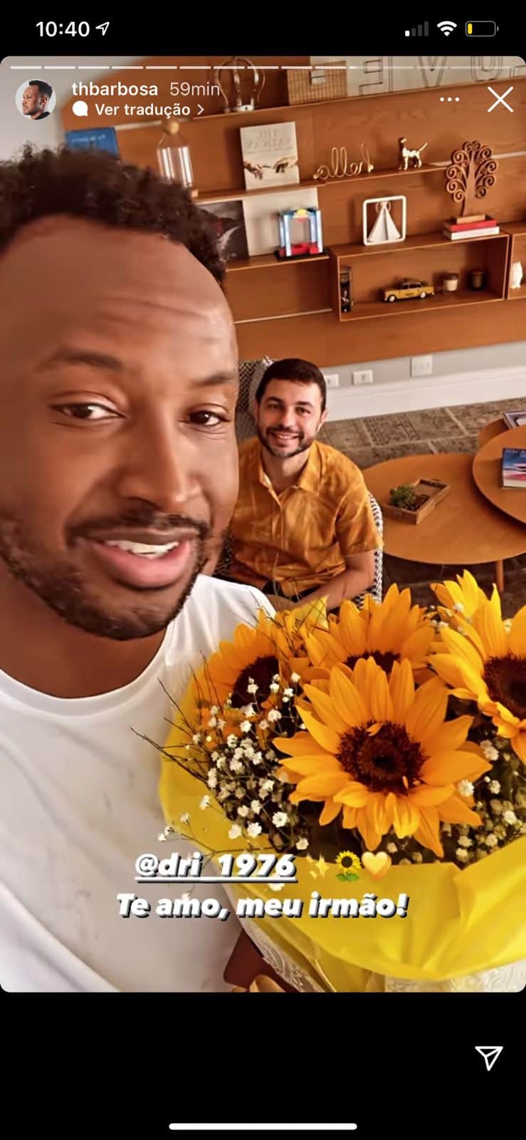 Thiaguinho recebe flores de parceiro (Reprodução) Thiaguinho recebe flores de parceiro (Reprodução)