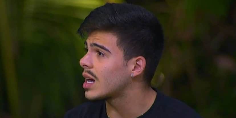 Thomaz Costa suplicou por perdão na Ilha Record (Foto: Reprodução) Thomaz Costa suplicou por perdão na Ilha Record (Foto: Reprodução)