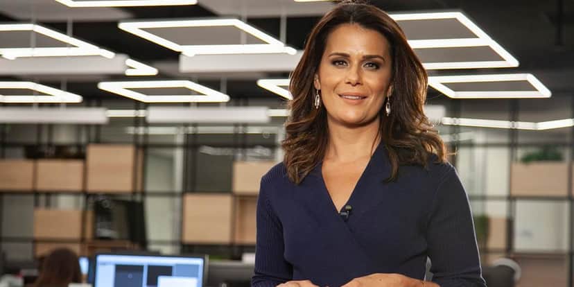 Adriana Araújo, após ser escorraçada com demissão da Record, é anunciada na Globo e confirma: "Tenho orgulho" Adriana Araújo, após ser escorraçada com demissão da Record, é anunciada na Globo e confirma: "Tenho orgulho"