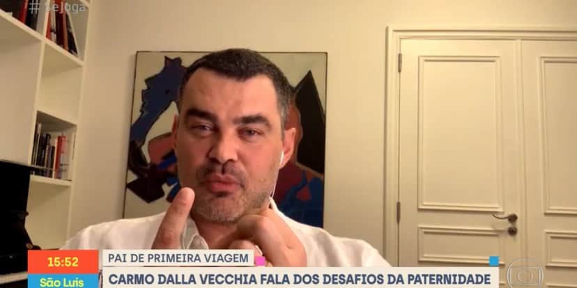 Carmo Dalla Vecchia fala sobre ser pai e relacionamento com autor da Globo (Foto: Reprodução) Carmo Dalla Vecchia fala sobre ser pai e relacionamento com autor da Globo (Foto: Reprodução)