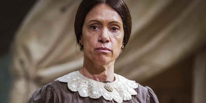 Celestina da novela Nos Tempos do Imperador com roupa cinza com babado branco e cabelo preso Celestina da novela Nos Tempos do Imperador com roupa cinza com babado branco e cabelo preso