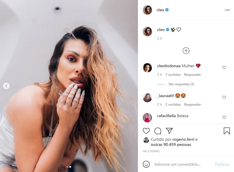Cleo rouba à cena com vestido curto e mãos escondendo 'tesouro' (Foto: Reprodução) Cleo rouba à cena com vestido curto e mãos escondendo 'tesouro' (Foto: Reprodução)