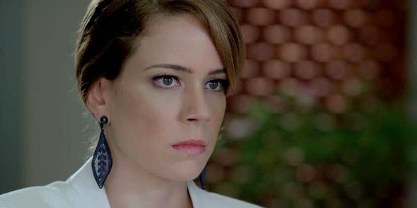 Cristina na novela Império vestida de branco e com o cabelo loiro amarrado Cristina na novela Império vestida de branco e com o cabelo loiro amarrado