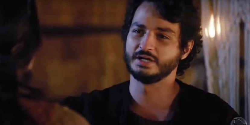 Éder em cena escura de Gênesis usando barba e roupa preta Éder em cena escura de Gênesis usando barba e roupa preta