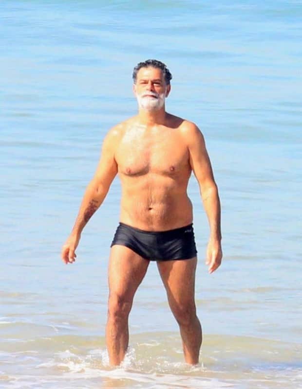 Eduardo Moscovis foi flagrado com a barba branca em praia (Foto: AgNews) Eduardo Moscovis foi flagrado com a barba branca em praia (Foto: AgNews)