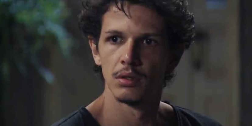 Elivaldo usa camisa azul escura em cena da novela Império Elivaldo usa camisa azul escura em cena da novela Império