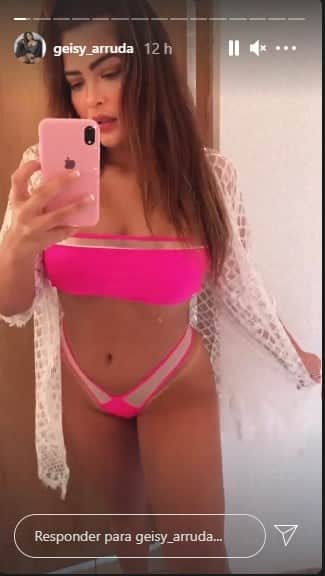 Geisy Arruda arranca a própria roupa e se esfrega na madeira (Foto: Reprodução) Geisy Arruda arranca a própria roupa e se esfrega na madeira (Foto: Reprodução)