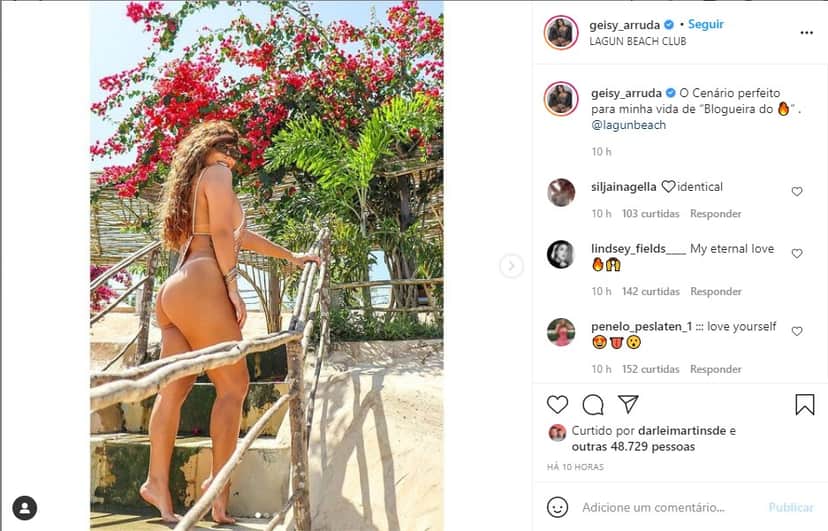 Geisy Arruda posa com maiô cavadíssimo fio dental e ostenta bumbum GG (Foto: Reprodução) Geisy Arruda posa com maiô cavadíssimo fio dental e ostenta bumbum GG (Foto: Reprodução)