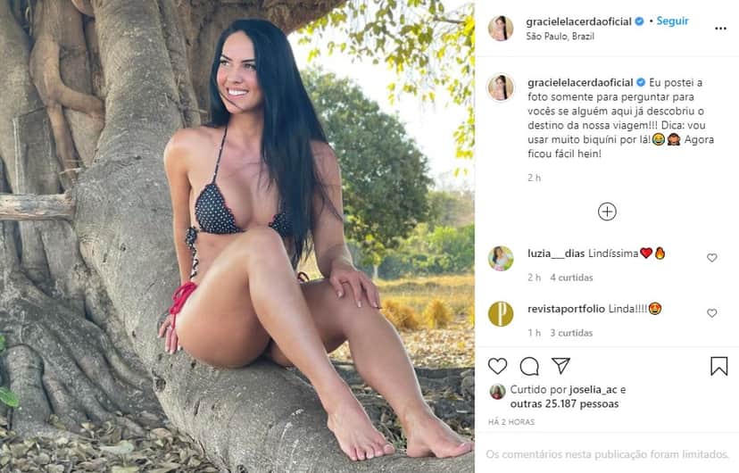 Graciele Lacerda escandaliza, tira a roupa, mostra o que só Zezé pode ver (Foto: Reprodução) Graciele Lacerda escandaliza, tira a roupa, mostra o que só Zezé pode ver (Foto: Reprodução)