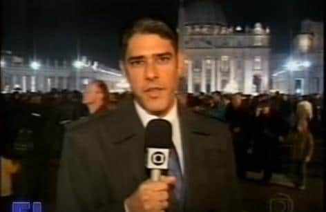 William Bonner na cobertura da morte do Papa João Paulo II (Foto: Reprodução/TV Globo) William Bonner na cobertura da morte do Papa João Paulo II (Foto: Reprodução/TV Globo)