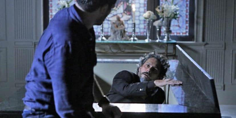 Cora ouve grito de Zé Alfredo no Cemitério em Império (Foto: Reprodução) Cora ouve grito de Zé Alfredo no Cemitério em Império (Foto: Reprodução)