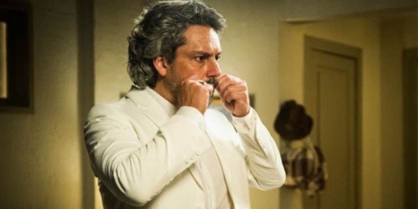 José Alfredo aparece todo de branco em Império (Foto: Reprodução) José Alfredo aparece todo de branco em Império (Foto: Reprodução)