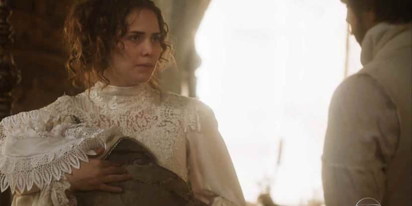 Leopoldina vestida de branco segura manto em cena da novela Novo Mundo Leopoldina vestida de branco segura manto em cena da novela Novo Mundo