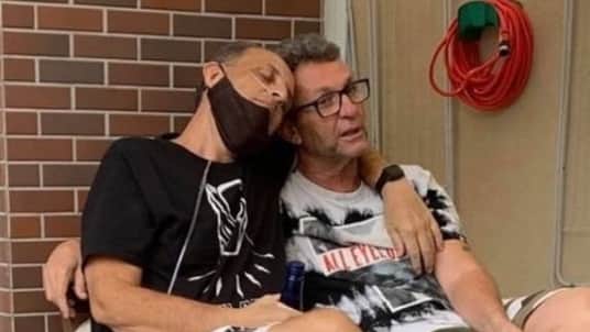 "Morreu nos meus braços", Neto sofre perda avassaladora, vai aos prantos e desmorona: "Pedi pra Deus me levar" "Morreu nos meus braços", Neto sofre perda avassaladora, vai aos prantos e desmorona: "Pedi pra Deus me levar"