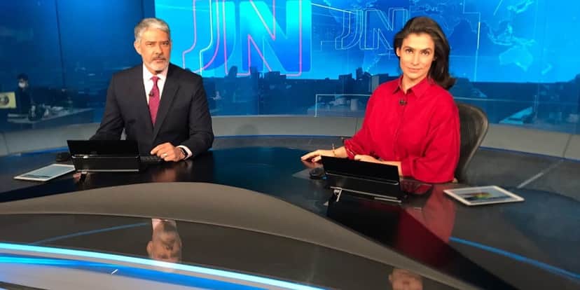 William Bonner e Renata Vasconcellos na bancada do Jornal Nacional (Foto: Reprodução / TV Globo) William Bonner e Renata Vasconcellos na bancada do Jornal Nacional (Foto: Reprodução / TV Globo)