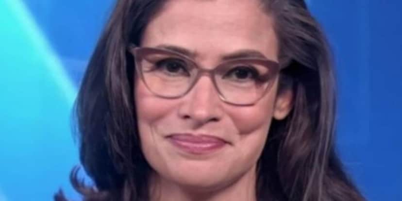 Renata Vasconcellos não conseguiu segurar a emoção ao vivo no Jornal Nacional (Foto: Reprodução) Renata Vasconcellos não conseguiu segurar a emoção ao vivo no Jornal Nacional (Foto: Reprodução)