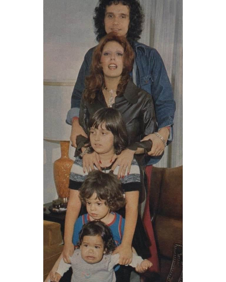 Roberto Carlos apareceu em foto com a ex-mulher, Nice, e os filhos, Ana Paula, Dudu Braga e Luciana (Foto: Reprodução/Instagram) Roberto Carlos apareceu em foto com a ex-mulher, Nice, e os filhos, Ana Paula, Dudu Braga e Luciana (Foto: Reprodução/Instagram)