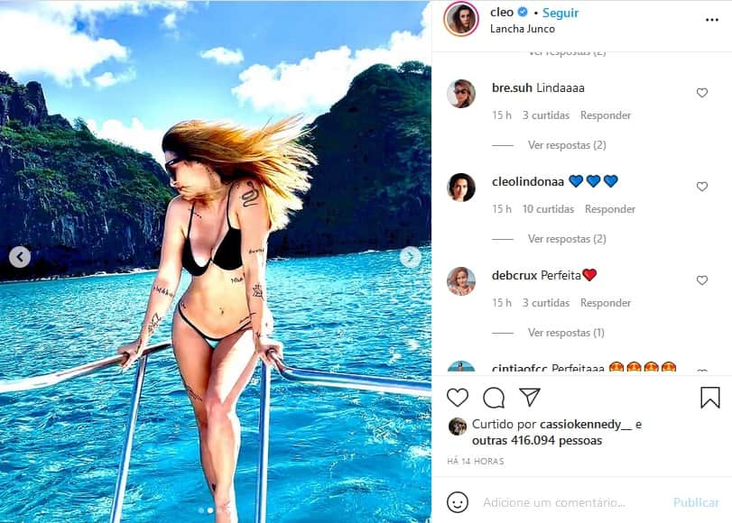 Cleo segurando firme em ferro da lancha (Imagem: Reprodução) Cleo segurando firme em ferro da lancha (Imagem: Reprodução)