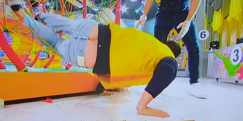 Gsbriel Cartolano exibindo parte do seu bumbum ao vivo no Domingo Legal (Foto: Reprodução) Gsbriel Cartolano exibindo parte do seu bumbum ao vivo no Domingo Legal (Foto: Reprodução)