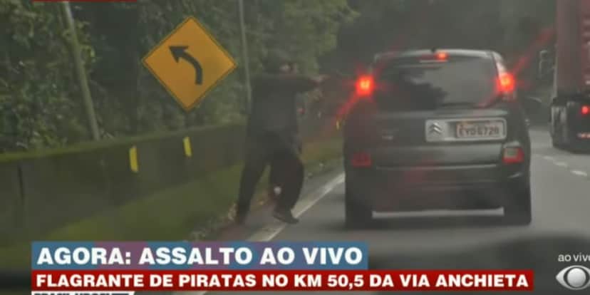 Brasil Urgente flagra assalto ao vivo em rodovia de São Paulo e Datena narra tudo - Foto: Reprodução Brasil Urgente flagra assalto ao vivo em rodovia de São Paulo e Datena narra tudo - Foto: Reprodução