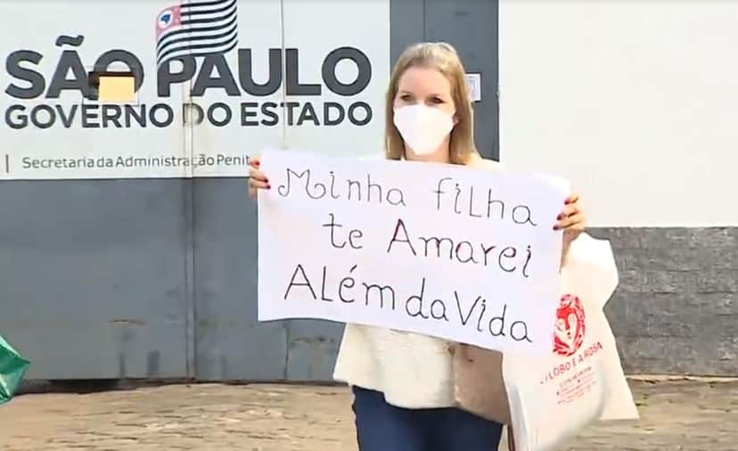 Elize Matsunaga fez protesto fora de penitenciária (Foto: Reprodução/TV Vanguarda) Elize Matsunaga fez protesto fora de penitenciária (Foto: Reprodução/TV Vanguarda)