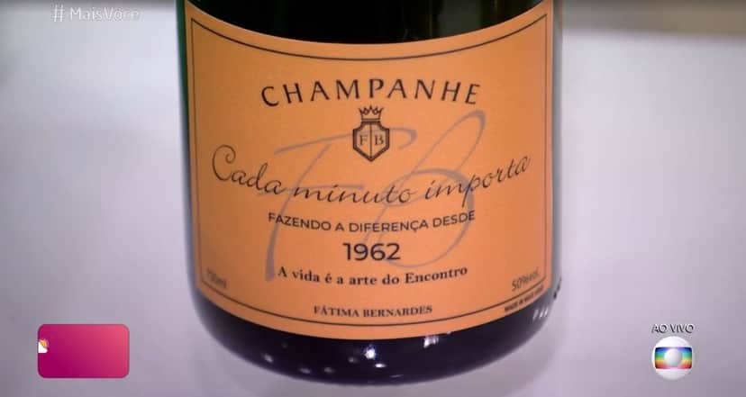 Ana Maria Braga deu garrafa de champanhe personalizada para Fátima Bernardes (Foto: Reprodução/TV Globo) Ana Maria Braga deu garrafa de champanhe personalizada para Fátima Bernardes (Foto: Reprodução/TV Globo)
