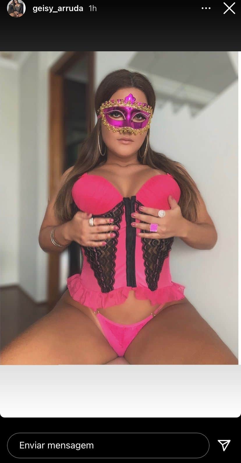 Geisy Arruda arranca a roupa, surge mascarada, escandaliza apertando parte íntima gigante e deixa escapar pra fora Geisy Arruda arranca a roupa, surge mascarada, escandaliza apertando parte íntima gigante e deixa escapar pra fora