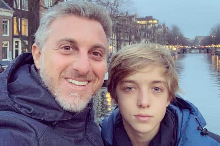 "Vi Angélica se jogar no chão", Luciano Huck confirma cirurgia delicada, perde o chão e confirma: "Horror súbito" "Vi Angélica se jogar no chão", Luciano Huck confirma cirurgia delicada, perde o chão e confirma: "Horror súbito"