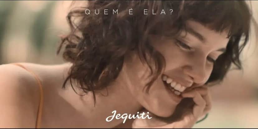 Léa Bonneau, que interpreta Juliette em Lupin, em um dos comerciais misteriosos de Silvio Santos no SBT (foto: Reprodução/SBT) Léa Bonneau, que interpreta Juliette em Lupin, em um dos comerciais misteriosos de Silvio Santos no SBT (foto: Reprodução/SBT)