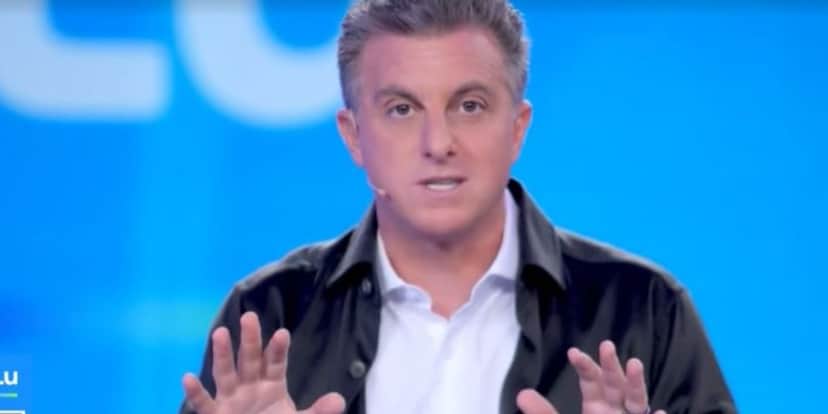 Luciano Huck cometeu erro ao vivo no Domingão (Foto: Reprodução) Luciano Huck cometeu erro ao vivo no Domingão (Foto: Reprodução)