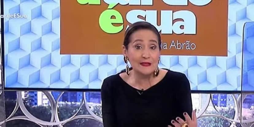Sonia Abrão abre às pressas, expõe problema na RedeTV e é arrancada da bancada do A Tarde é Sua: "Estranhando" Sonia Abrão abre às pressas, expõe problema na RedeTV e é arrancada da bancada do A Tarde é Sua: "Estranhando"