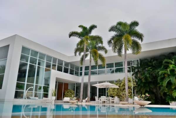 Mansão de Xuxa fica localizada no bairro da Barra da Tijuca, no Rio de Janeiro (Foto: Reprodução/Sotheby’s Internacional Realty Exclusive) Mansão de Xuxa fica localizada no bairro da Barra da Tijuca, no Rio de Janeiro (Foto: Reprodução/Sotheby’s Internacional Realty Exclusive)