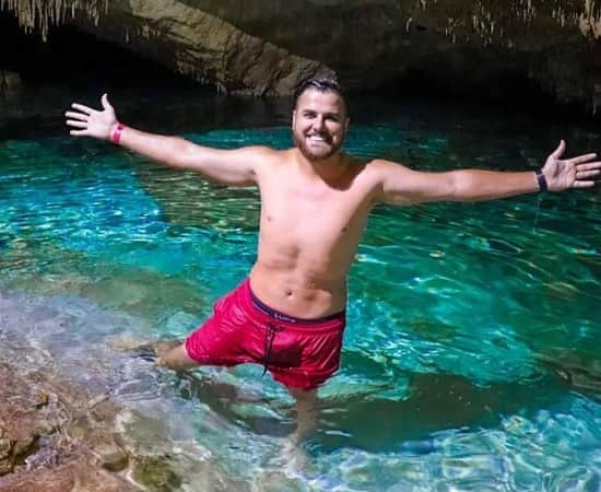 Zé Neto posa para foto em viagem ao México (Imagem: Divulgação/Instagram) Zé Neto posa para foto em viagem ao México (Imagem: Divulgação/Instagram)