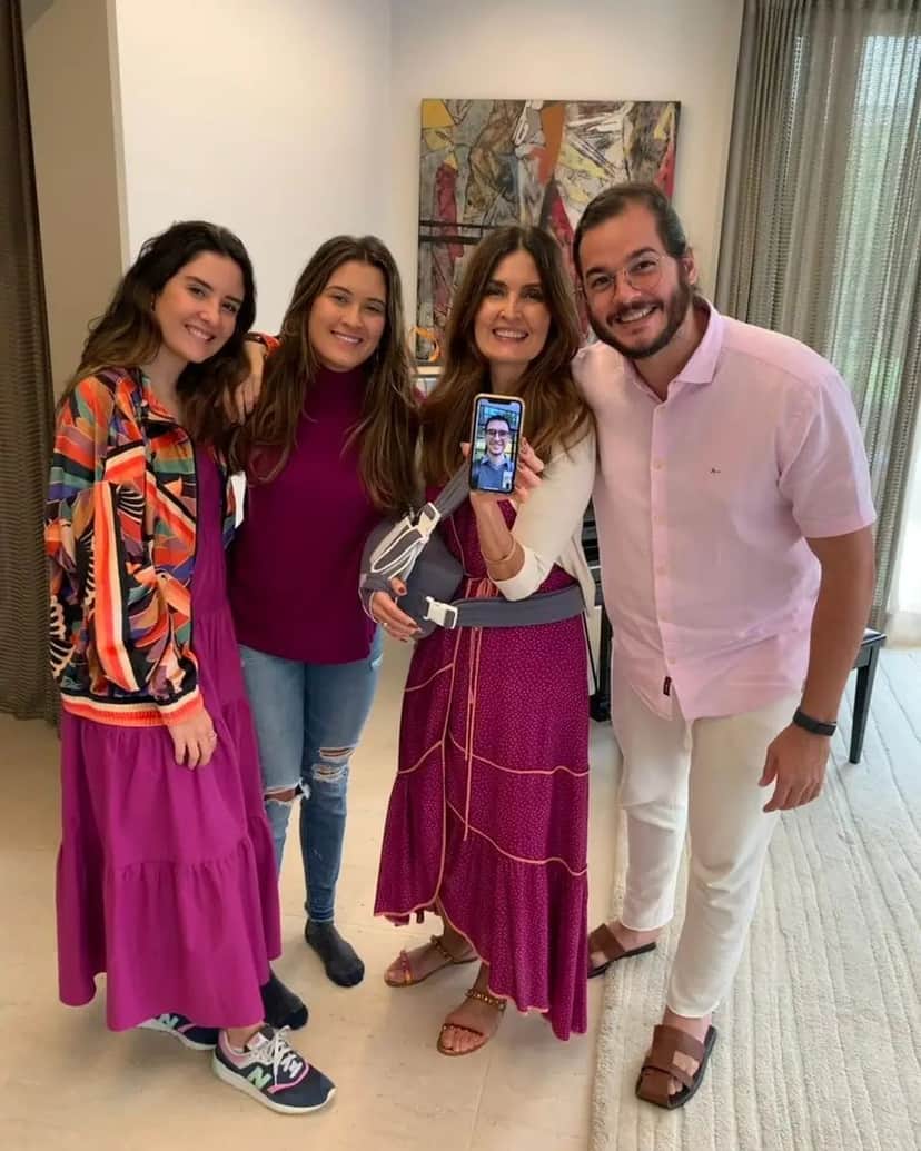 Fátima Bernardes surgiu com os filhos, Beatriz, Laura e Vinícius, além do namorado, Túlio Gadêlha (Foto: Reprodução/Instagram) Fátima Bernardes surgiu com os filhos, Beatriz, Laura e Vinícius, além do namorado, Túlio Gadêlha (Foto: Reprodução/Instagram)