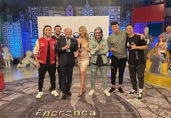 Novo elenco do Encrenca ao lado do dono da RedeTV! (Foto: Divulgação) Novo elenco do Encrenca ao lado do dono da RedeTV! (Foto: Divulgação)